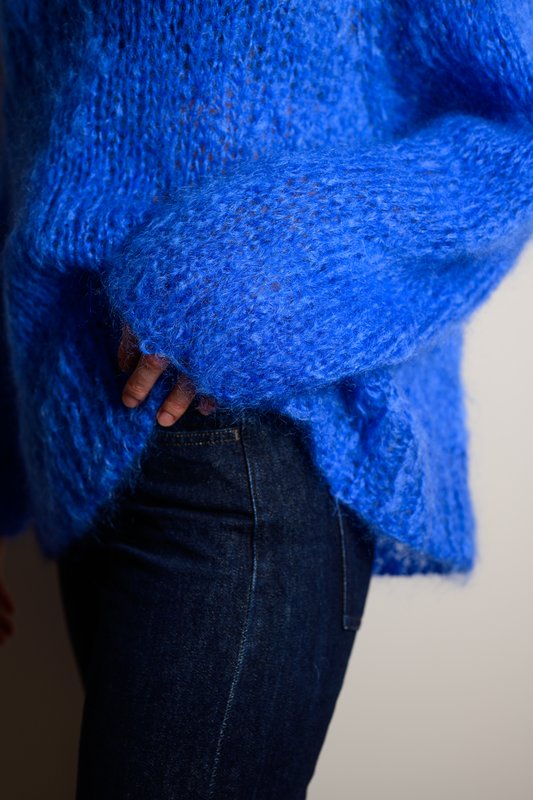 Blauer Mohair-Pullover Closeup