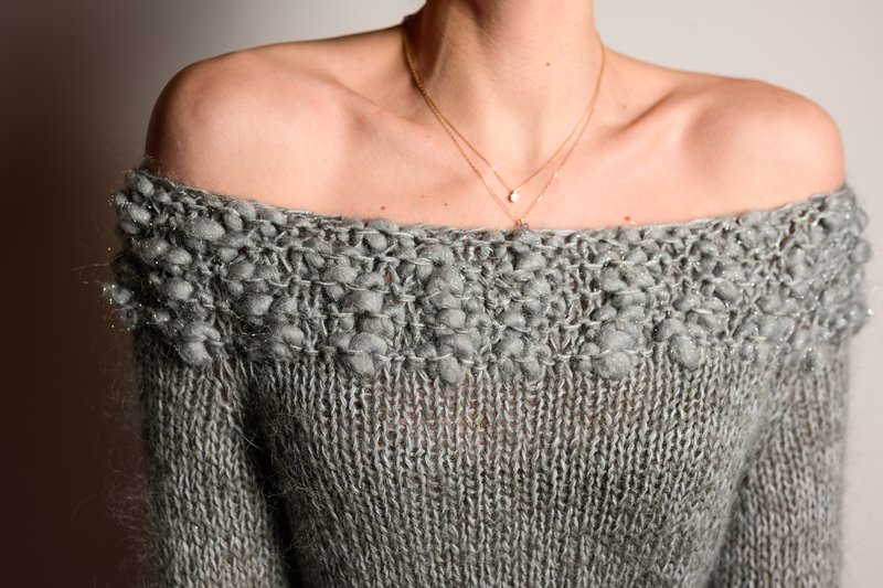 Grauer Off-Shoulder Pullover